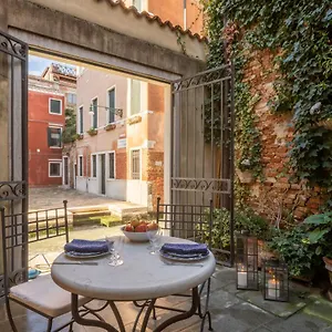 https://garden-mansion-with-private-mooring-rr.hotelinveneto.com