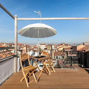 https://ovosodo-apartaments-3-attico-ve.hotelinveneto.com